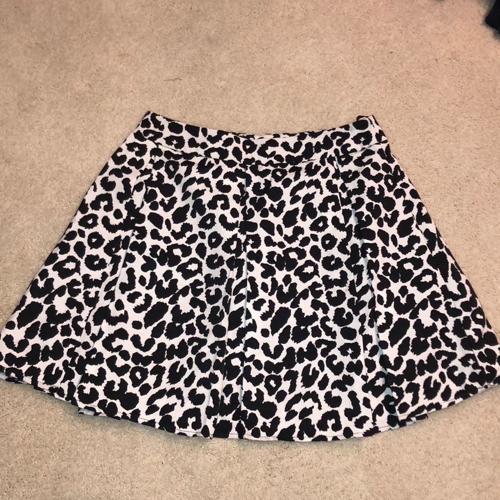 Pleated black and white mini-skirt